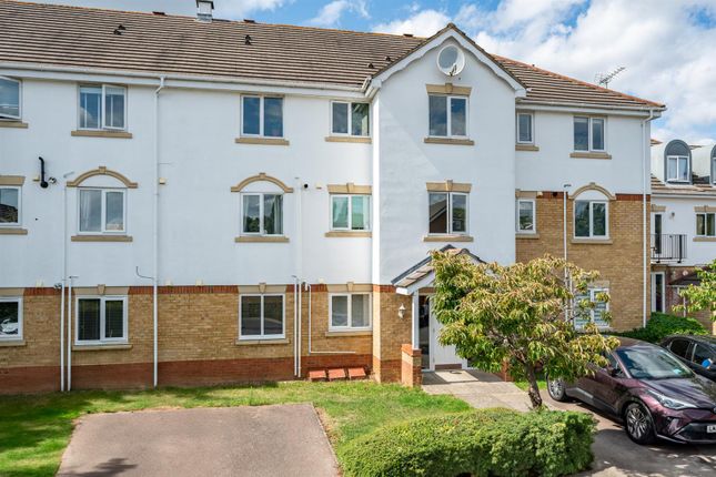 Basildon Close, Watford 2 bed flat for sale
