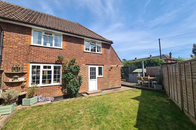 Broderick Grove, Great Bookham KT23 3 bed semi