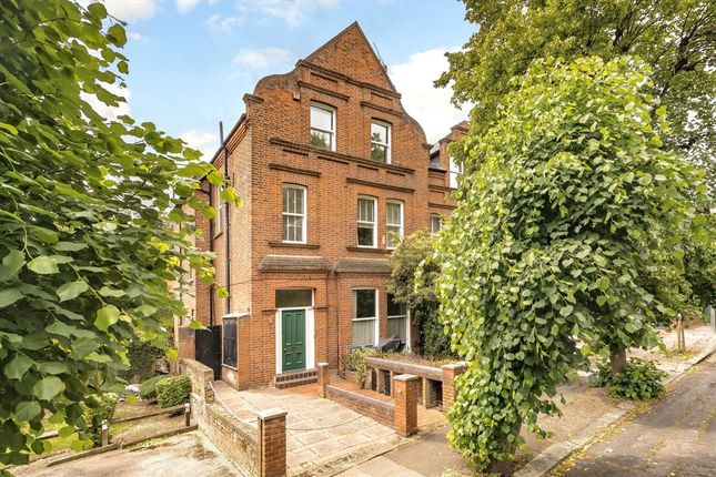 Avenue Gardens, London W3 2 bed flat for sale