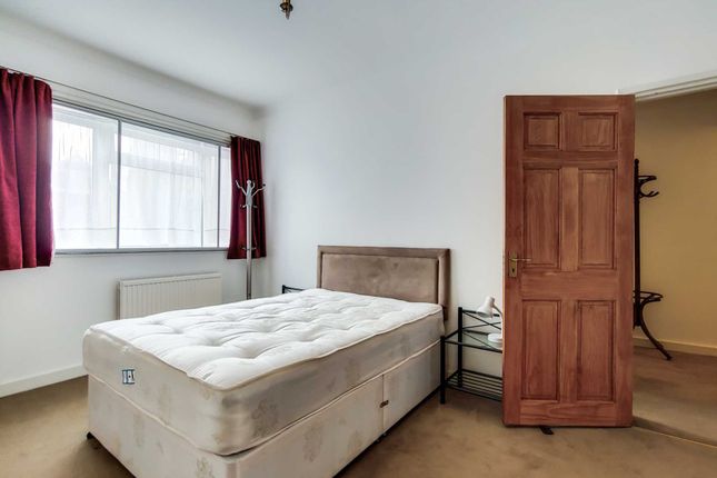 Shepherds Bush Road, Hammersmith W6 7PJ 2 bed flat for sale