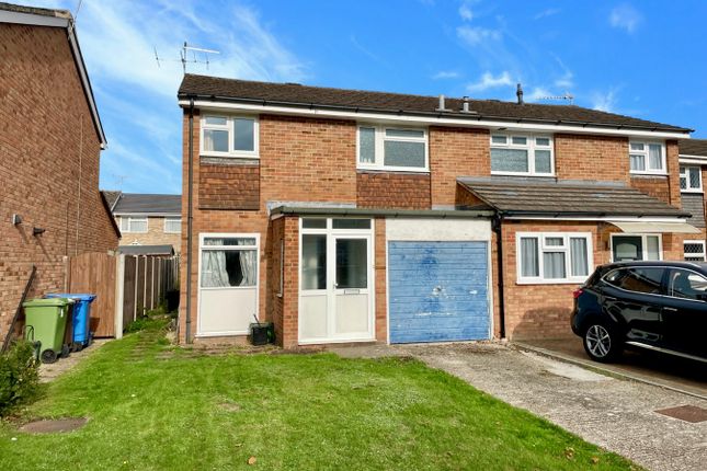 Saltram Road, FARNBOROUGH GU14 3 bed semi