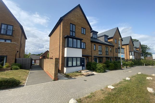 Bluebell Way, Whiteley 3 bed townhouse for sale