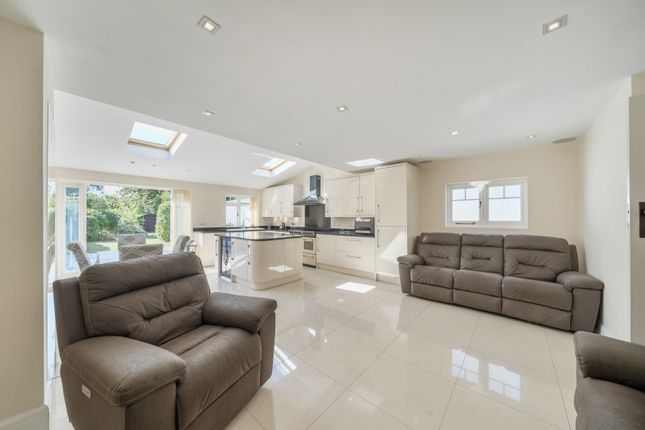 Raglan Gardens, Watford, Hertfordshire 3 bed detached house for sale