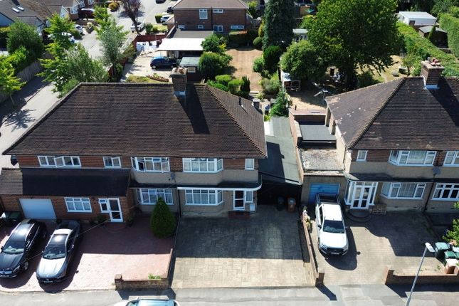 Durrants Drive, Croxley Green... 3 bed semi