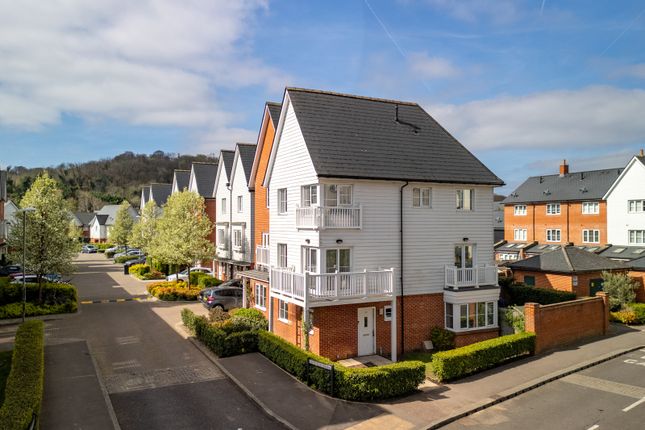 Chequers Avenue, High Wycombe HP11 4 bed semi