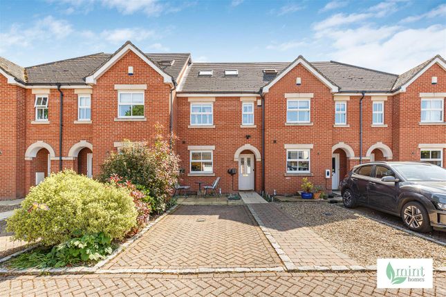 Holly Gate, Addlestone KT15 4 bed house for sale
