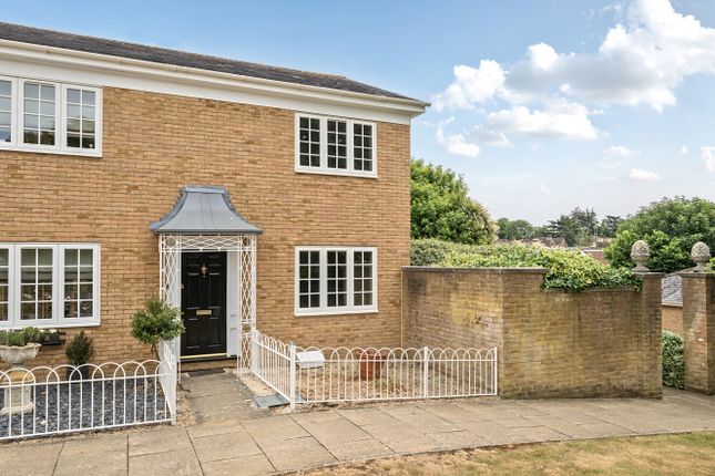 Aspen Square, Weybridge, Surrey, KT13 2 bed end of terrace house for sale