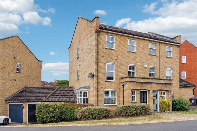 Whitehorse Lane, Stevenage SG1 4 bed semi