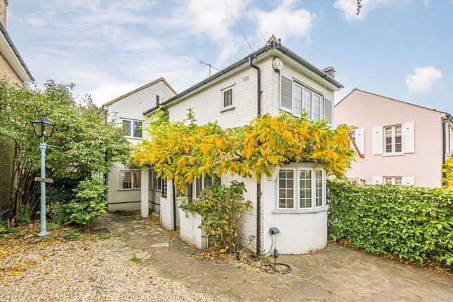 West End Lane, Esher KT10 4 bed detached house for sale