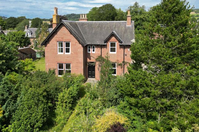 5 bed detached house