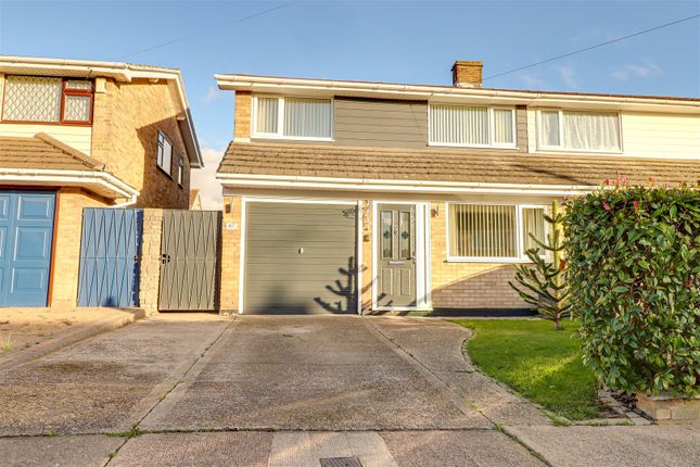 Moreland Avenue, Benfleet SS7 3 bed semi