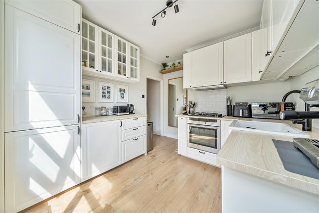 Boundary Road, Colliers Wood SW19 2 bed apartment for sale