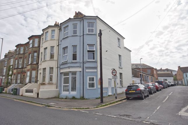 Dover Road, Folkestone, CT20 2 bed flat for sale