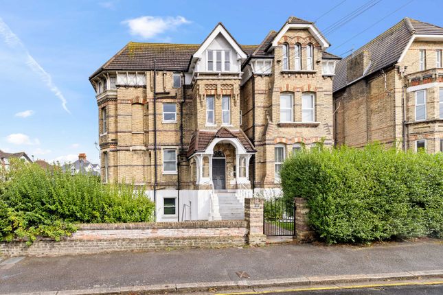 Manor Road, Folkestone, CT20 2 bed flat for sale