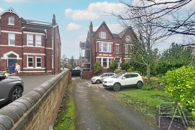 4 Park Road West, Merseyside PR9 2 bed flat for sale