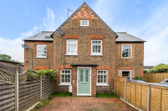 Bagshot,  Surrey,  GU19 3 bed terraced house for sale