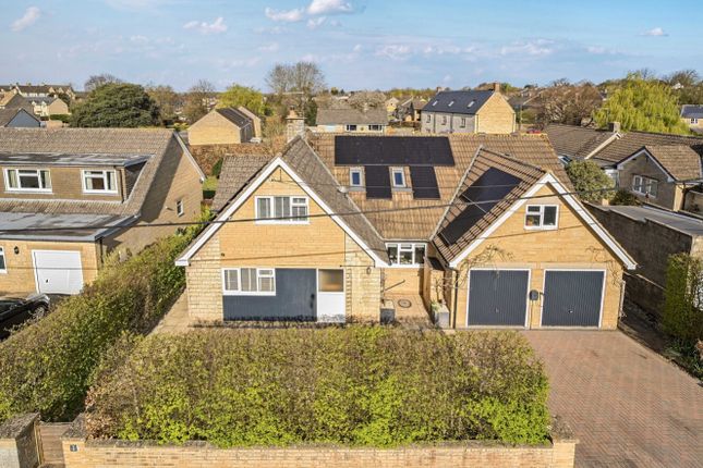 PARK CLOSE, TETBURY, GLOUCESTERSHIRE... 4 bed detached house for sale