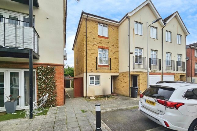 Blackthorn Road, ILFORD, IG1 4 bed end of terrace house for sale