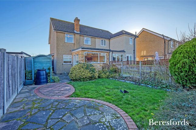 Laburnham Close, Upminster, RM14 3 bed semi