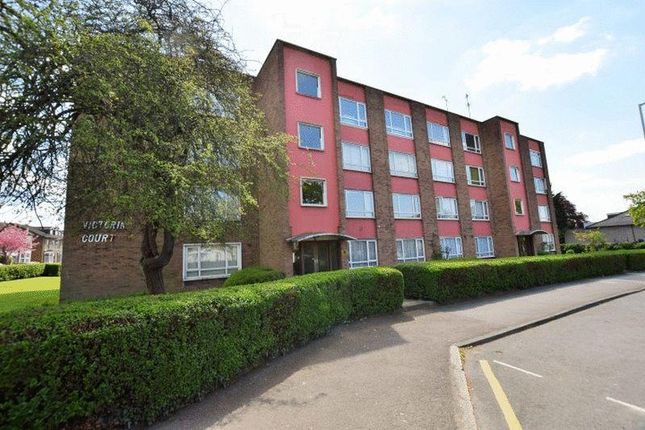 Victoria Road, Romford RM1 2 bed flat for sale