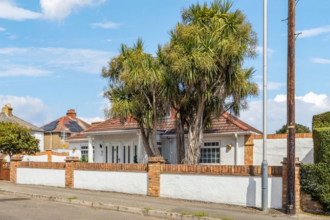Green Lane, Uxbridge, UB8 3 bed detached bungalow for sale