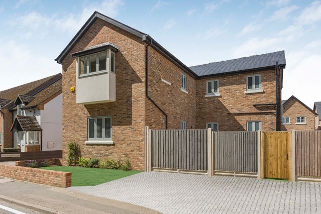 Frogmore, St Albans, Herts, AL2 2LP 2 bed apartment for sale