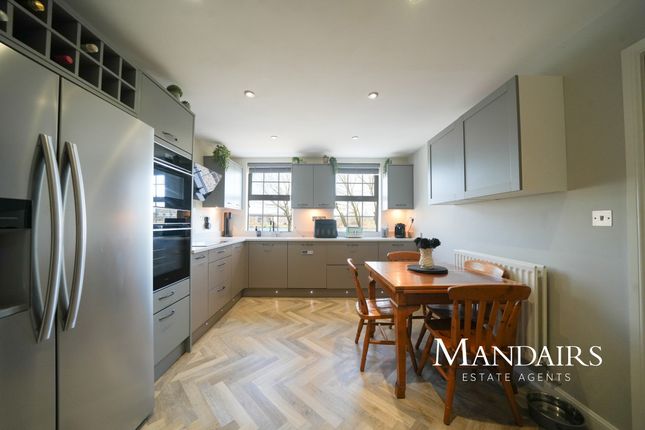 6 bedroom detached house for sale