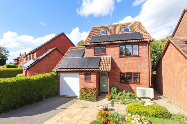 St. Davids Close, Odiham RG29 4 bed detached house for sale