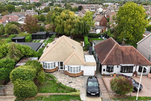 Hubbards Chase, Hornchurch RM11 4 bed detached bungalow for sale