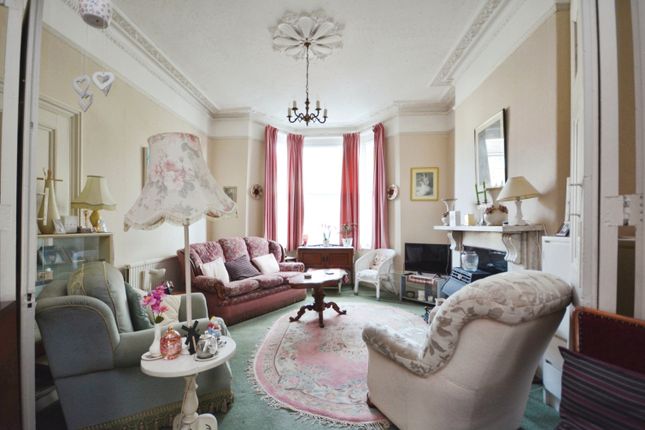 6 bedroom end of terrace house for sale