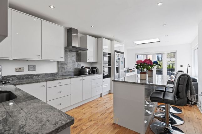William Gardens, Horley RH6 4 bed detached house for sale