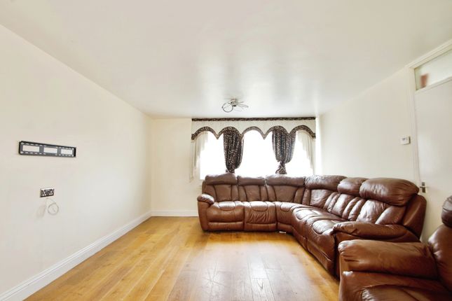 3 bedroom flat for sale