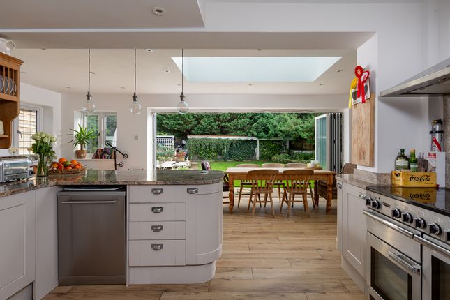 The Close, Horley, Surrey, RH6 5 bed detached house for sale