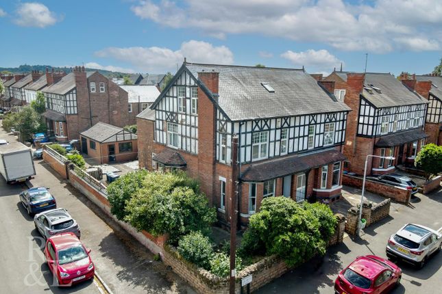 6 bedroom semi-detached house for sale