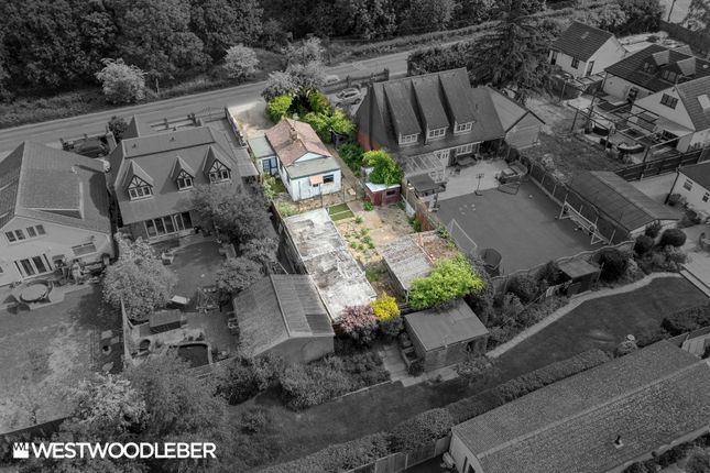 Dobbs Weir Road, Harlow CM19 2 bed detached bungalow for sale
