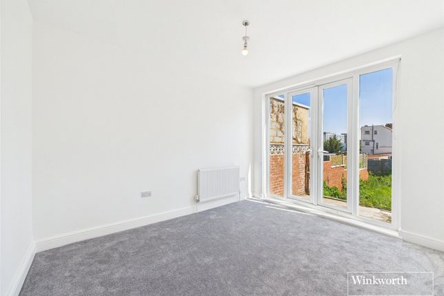 Wakemans Hill Avenue, London NW9 5 bed terraced house for sale