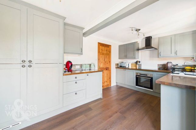 Youngs Crescent, Freethorpe, Norwich 3 bed semi