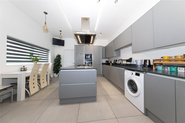 Sowerby Avenue, Bedfordshire LU2 3 bed detached house for sale