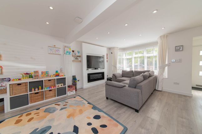 Hillside Avenue, Borehamwood 3 bed semi