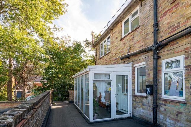 Horley Row, Horley 3 bed maisonette for sale