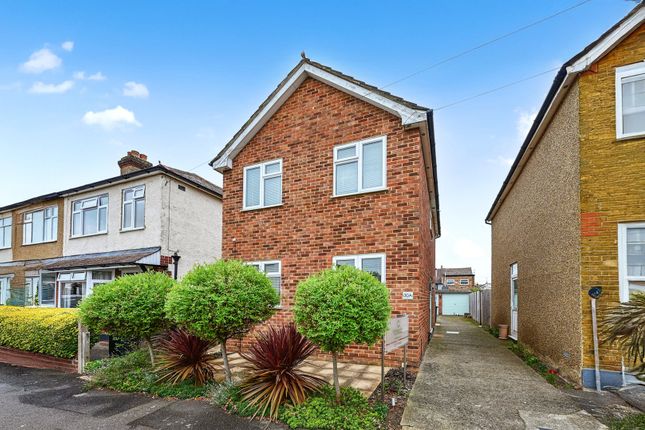 Park Road, Surrey TW20 2 bed detached house for sale