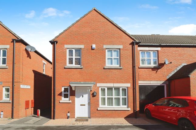 3 bedroom link detached house for sale