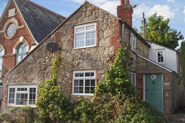 Town Lane, Ventnor PO38 2 bed cottage for sale