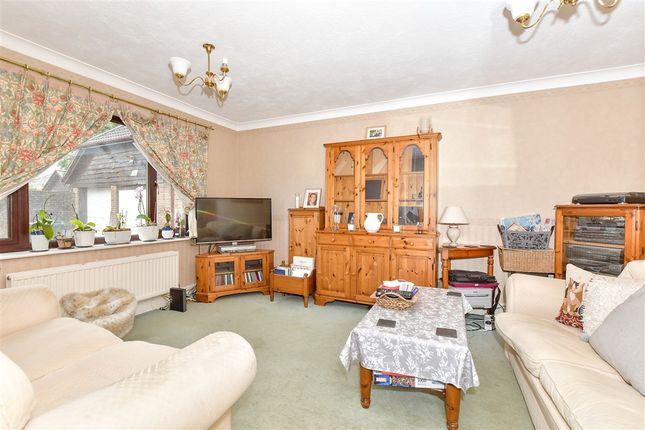 Hartwood Gardens, Cowplain... 3 bed semi