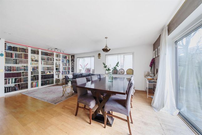 Kenilworth Road, Edgware HA8 3 bed detached house for sale
