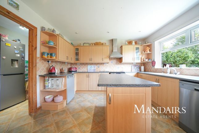 5 bed detached house