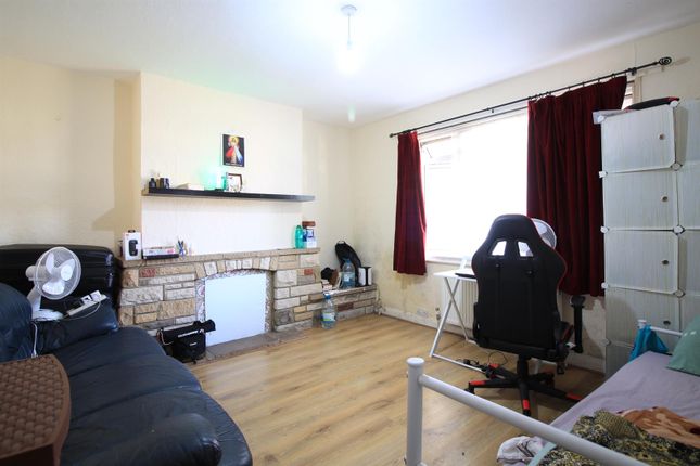 Noel Court, Bath Road TW4 2 bed apartment for sale