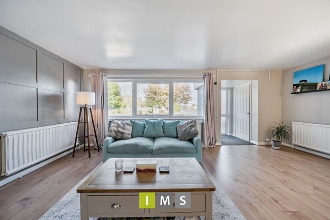 3 bed link detached house