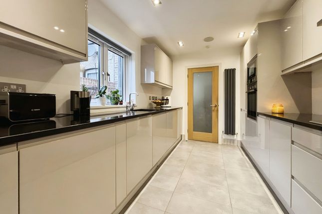Woodside Road, London E13 2 bed terraced house for sale