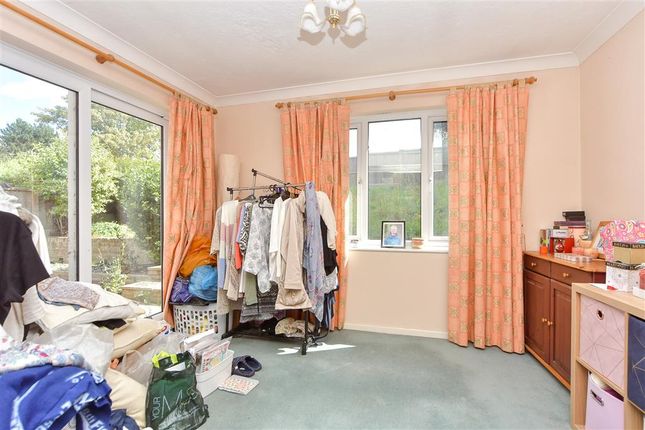 4 bed link detached house